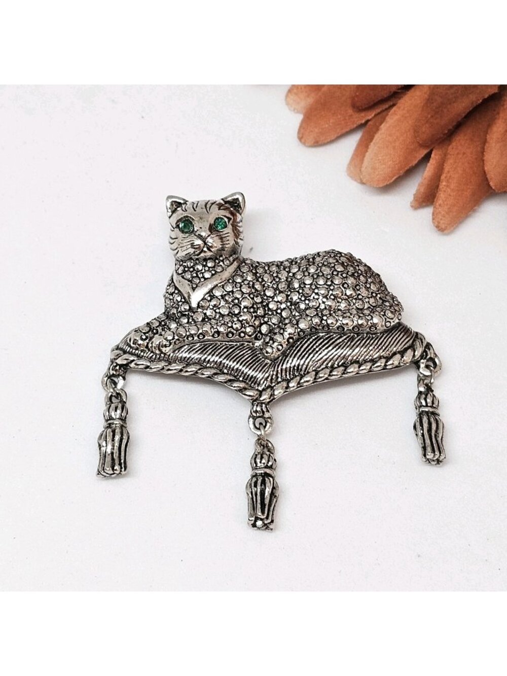 Vintage Avon Silver Tone Regal Cat Brooch 90s Pin Jewelry Green Rhinestone Eyes